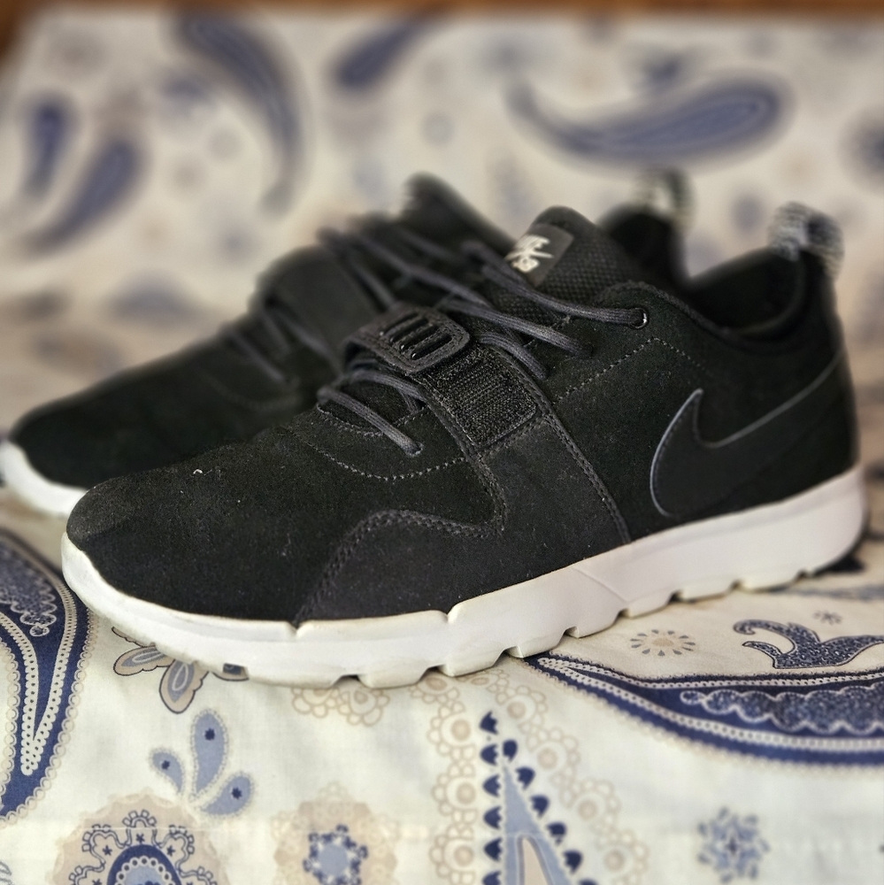 NIKE